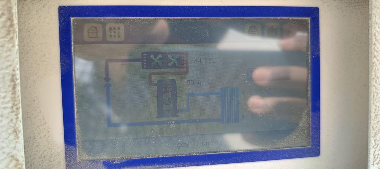 Chiller controller showing running status, condenser and evaporator temperatures